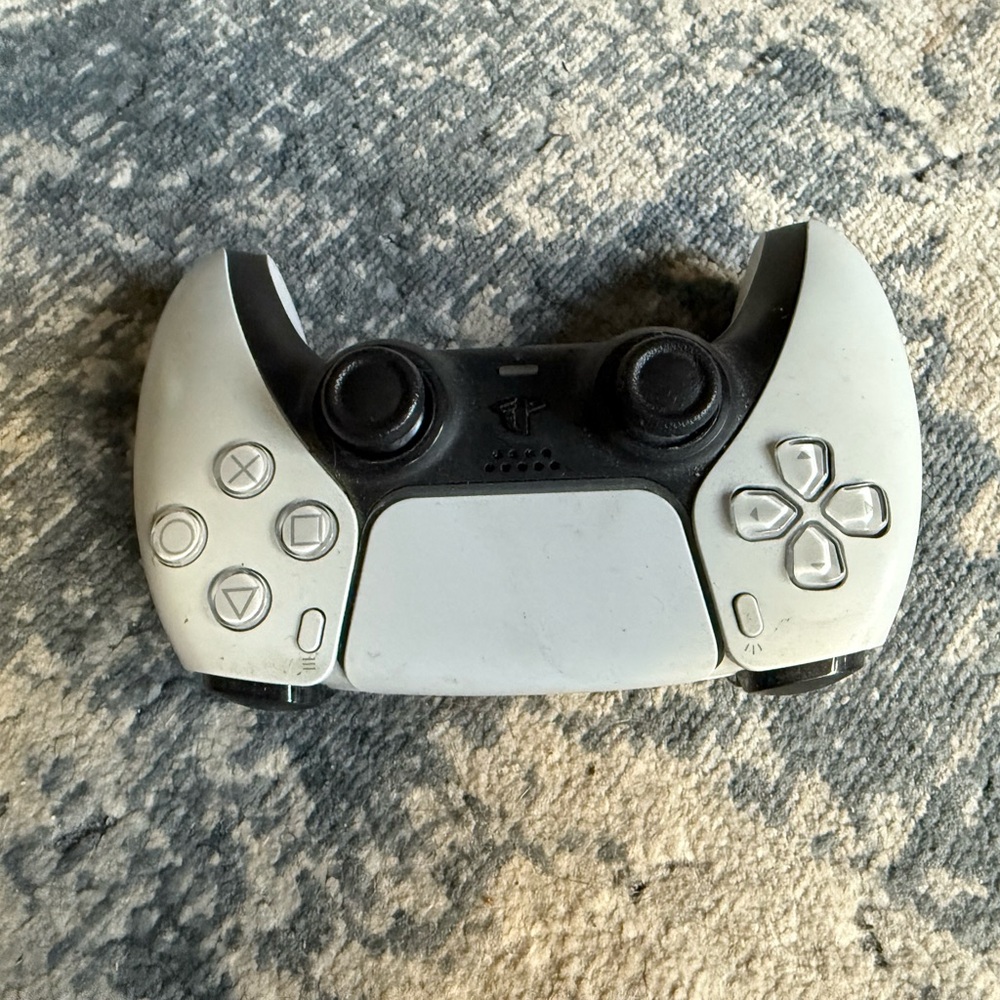 Sony PS5 Controller, White - For Parts (USED / DAMAGED) - Picture 2 of 4